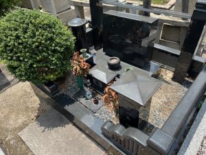 草むしり付シンプル仕上げのお墓クリーニングの作業前です。