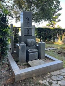 善衛門の墓石クリーニング作業前