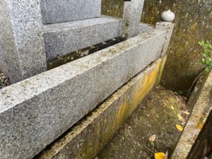 善衛門の墓石クリーニング作業前　コケ