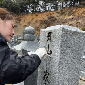 善衛門の墓掃除作業風景