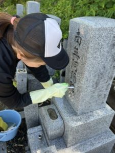 善衛門_墓石クリーニングの様子