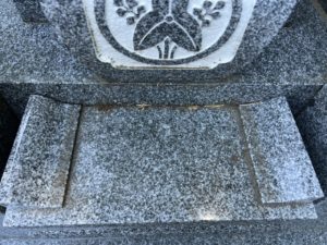 供物台_善衛門_墓石クリーニング_作業前