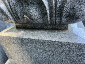 水垢_善衛門_墓石クリーニング作業前