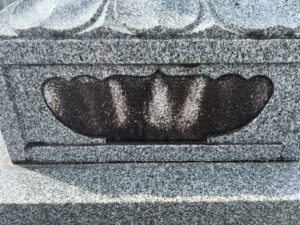 善衛門の墓石クリーニング_墓石表面のコケ_作業前