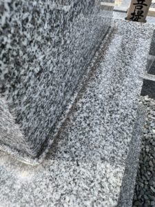 善衛門の墓石クリーニング_墓石の縁周りの水垢_作業前