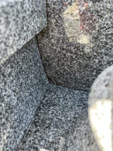 善衛門の墓石クリーニング_墓石の縁周りの水垢_作業後